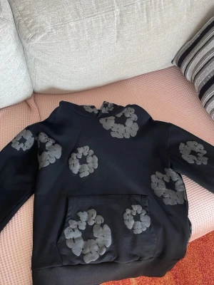Denim Tears Hoodie - En snygg Denim Tears hoodie. Jag har knappt använt den då den alltid var för liten för mig. Det är en väldigt snygg hoodie som passar till en skön och lugn still. Den är i väldigt bra skick. Nypris 3000.