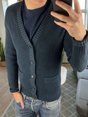 Cardigan mörkblå  - Simpel och stilren! Mått: A:50 B:40 C:38 D:65 (cm) Skriv vid fundering! 😇✌️
