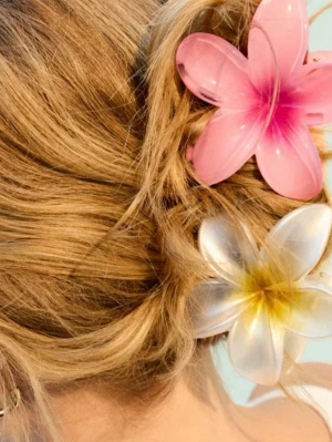 Blommiga hårklämmor  - Säljer superfina hårklämmor formade som blommor. Välj mellan olika storlekar och antal: 2 små: 15 kr. 1 stor + 1  liten 20 kr. 1 stor 15 kr . Fråga vid andra antal! 