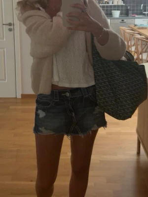 Lågmidjad jeanskjol - Lågmidjad jeanskjol från Gina tricot i mörkblå💝