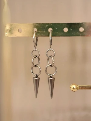 Långa hängande örhängen i silver färg stål hängörhänge stockholmsstil Stockholm style ringar - Örhängen i silvrig färg, gjorda av stål! Köpta av ett litet företag, minns tyvärr inte vad det heter.