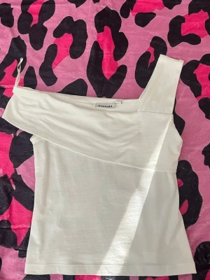 Vit one shouldertopp! - Säljer denna superfina vita one shouldertoppen från kappahl i xs! Bra skick och knappt använd💕