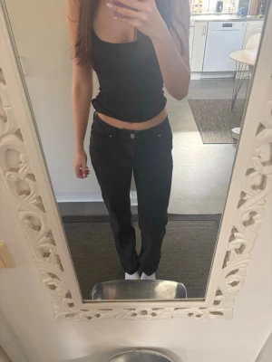 Raka/wide jeans - Svarta raka/wide jeans från Bikbok (never denim) i storlek waist 26, lenght 32. Midwaist. Använda fåtal gånger