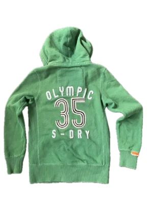 2000s vintage Superdry zip hoodie (sällsynt) - Säljer en riktigt snygg Superdry zip hoodie från 2000-talet. Svår att hitta idag och perfekt för vintage/Y2K-stil. • Storlek: S (passar även M) • Skick: Bra vintage-skick • Modell: Zip hoodie Skriv gärna vid funderingar eller om du vill ha fler bilder! 🙂