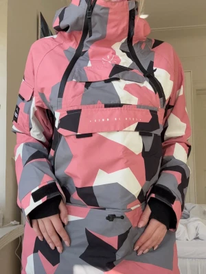 Dopesnow - Skidjacka - Anorak - Superfin fodrar skid- och snowboard jacka ifrån dopesnow i rosa, svart, grått och vitt mönster💕 Modellen går inte längre att köpa och är en anorak med 2 dragkedjor och massa praktiska fickor💕 Storlek M och endast använd en vecka💕 Diskuterar gärna priset.
