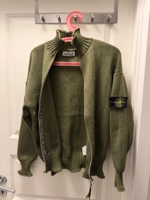 Stone island stickad kofta - Säljer den då jag aldrig använt den.