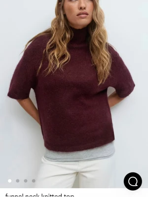 Vinröd stickad topp från Gina - Vinröd stickad topp med korta ärmar och hög funnel neck. 🫰 Storlek XS från Gina💕Slutsåld på hemsidan!