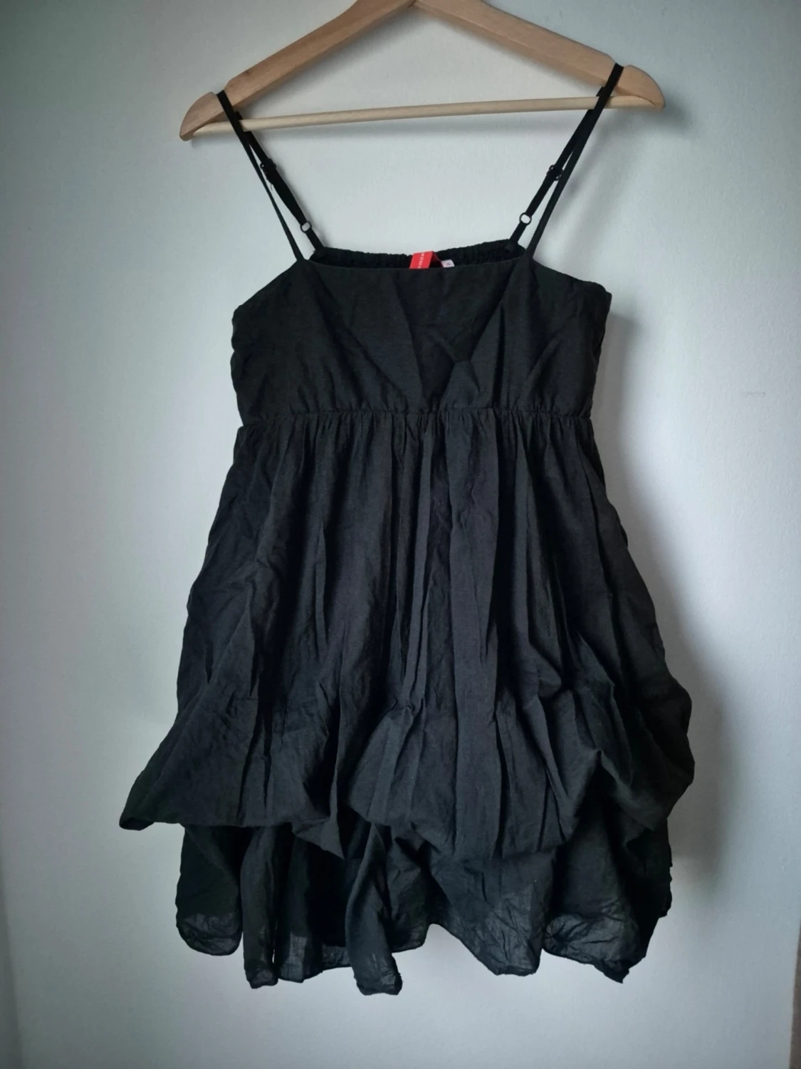 Svart klänning från MQ - justerbara axelband