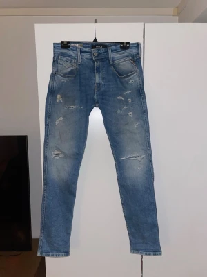 Replay Jeans-Anbass - Perfekta jeans inför våren med en riktigt skön färg som komplettar ens outfit perfekt. Riktigt snygga till ett par sköna skor. Inga defekter och slitningar gör designen top! Hör av dig för fler bilder!
