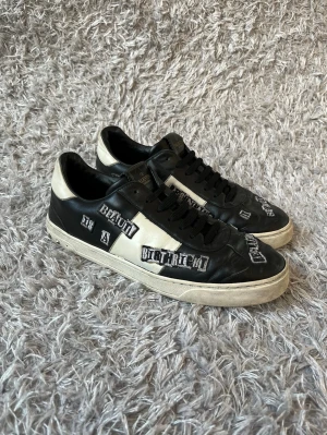 Valentino Flycrew  - Säljer ett par Valentino Flycrew av Jamie Reid kollektion. Unika och svåra att få tag på! | Välanvända som kan ses på bilderna, saknas en nit och orginalsulorna finns ej kvar. | Storlek 41. | Ställ gärna frågor innan du köper!