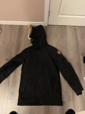  Canada Goose jacka  - Jackan är bra för vintern och kalla dagar 