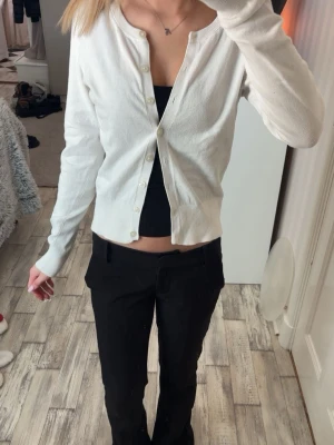 Vit kofta med knappar - En vit kofta med knappar i storlek XS från Gina Tricot, haft den i år men knappt använd men däremot tvättad så kan kännas lite lite styv. 