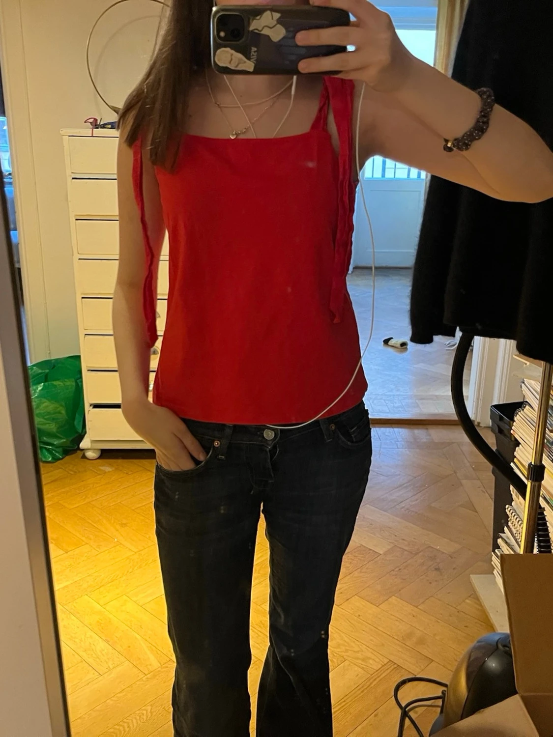 Röd linnetopp med knytband