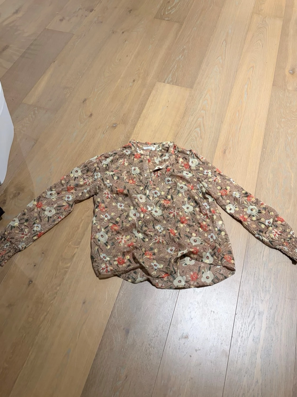 Blommig blus från Continue