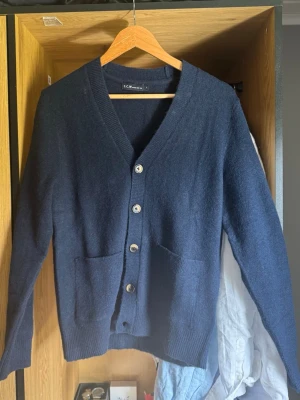 Mörkblå cardigan kofta - Säljer denna cardigan kofta för att jag köpte fel storlek. Jag skulle igentligen ha M men råka köpa S också märkte jag att de var fel storlek när jag väll skulle använda den