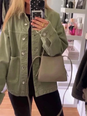Trendig Grön Zara Jeansjacka  - Jättefin jeansjacka från Zara! Den är lite urtvättad så färgen kan vara lite ljusare men annars jättebra skick! Perfekt som vårjacka nu till våren.