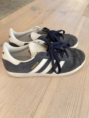 Mörkblå adidas gazelle  - Säljer dessa söta skor, bra skick! Skriv vid frågor, strl 36⭐️