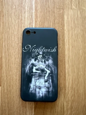 Nightwish Skal Till iPhone 8 - Jag säljer detta Nightwish skalet till iPhone 8 då jag inte har använt det på länge. Eftersom att jag har använt det förut så finns det lite slitage, men tecken på slitage är ytterst små. Men skalet är i övrigt i bra skick.