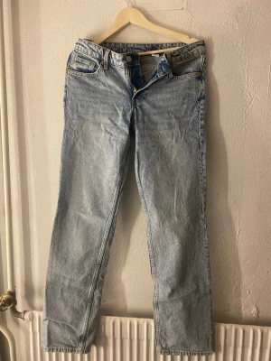 Ljusblå raka jeans från &Denim - Säljer ett par ljusblå jeans från &Denim med rak passform och låg midja. Klassisk femficksmodell i regular fit, perfekta till en avslappnad stil. Tillverkade i slitstark denim med snygga kontrastsömmar.