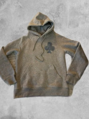 Grå vintage hoodie - Säljer nu en grå vintage hoodie med märket The gallarist på! Tröjan är i mycket bra skick. Passar runt 158-164 OBS! Denna tröjan har jag själv gjort ej riktiga The gallerist märket!