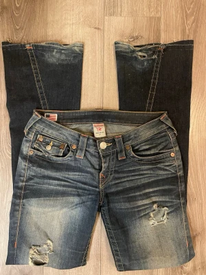 True religion jeans  - Supersnygga true religion jeans i bra skick!💙 Midja: 37cm Innerbenslängd: 80cm. Pris kan diskuteras vid snabb affär