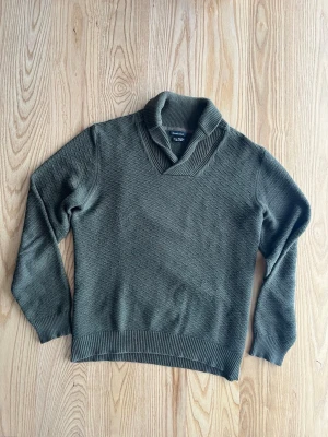 Grön stickad tröja Massimo Dutti - Hej! Säljer en snygg grön stickad tröja ifrån Massimo Dutti.                                                     📐= M                                                                           🔖= Massimo Dutti                                               .                                                      ❓= Vid frågor så skriv till mig 