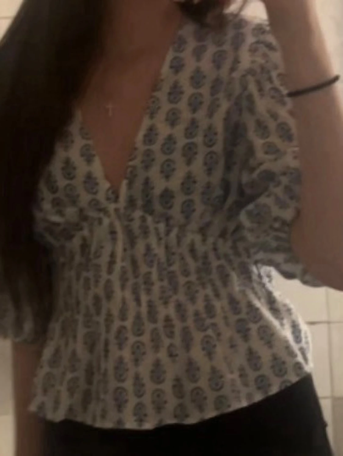 Vit blus med blått mönster - 3