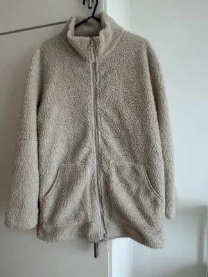 NY!Beige teddyjacka - OANVÄND beige teddyjacka