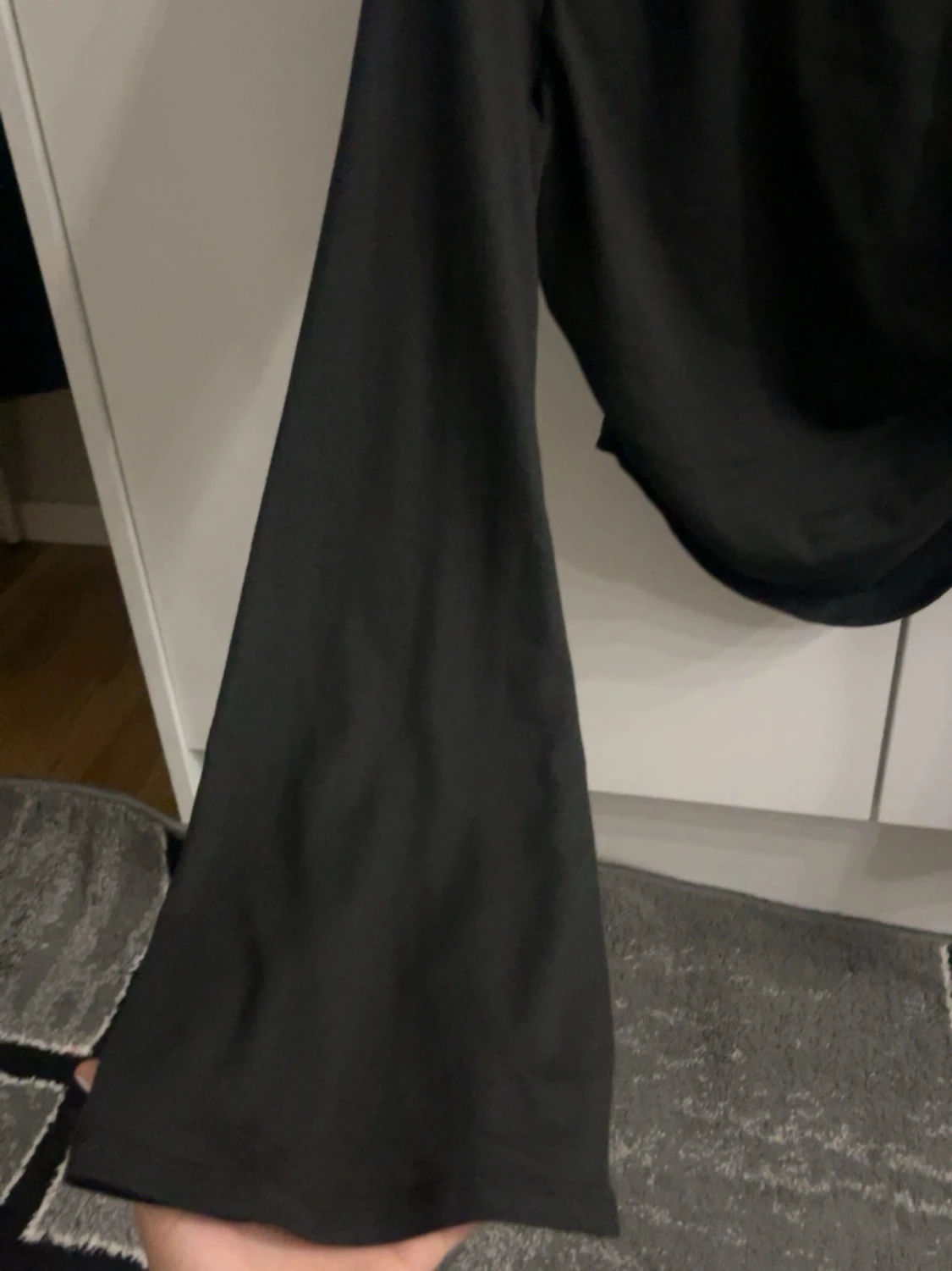 Svart topp med utsvängda ärmar