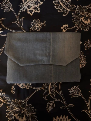 Ljusblått data fodral med mörkare jeans ficka.  - Snygg datorväska i ljusblå denim med kuvertformad flärp och dekorativ bakficka i mörkare jeansmaterial. Perfekt för dig som gillar en unik och avslappnad stil. Materialet är slitstarkt och ger en cool vintagekänsla. Gjort för hand så inte perfekt, men ett perfekt val för miljön!🌏Passar 13-14 tums datorer eller mindre🤗Materialet inuti är vattentätt🌊
