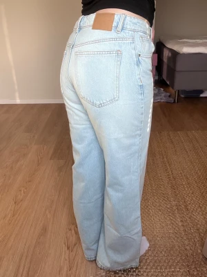 Y2K ljusblå mid waist jeans från Cotton On, stl W26 - Y2K ljusblå vintage bomullsjeans med rak passform och mid waist från Cotton On i Austalien. Perfekta till sneakers och en jeansjacka nu till våren! 🌸 Går hela vägen ner till golvet på mig som är ca 167cm. Använda en gång.
