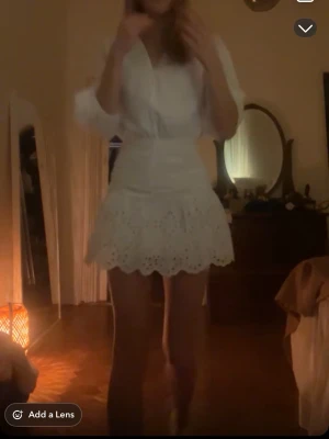 Vit studentklänning - Klänning från reserved storlek xs, aldrig använd. Perfekt för studetnen