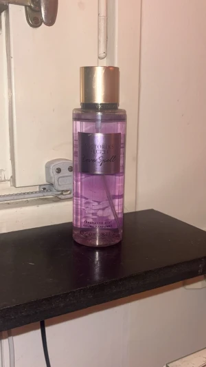 Victoria's Secret Love Spell - Victoria's Secret Love Spell Fragrance Mist. Doft av körsbärsblom och persika. Använd, ungefär 80% kvar. Finns en liten spricka i locket och lite buckligt på sidorna av locket.