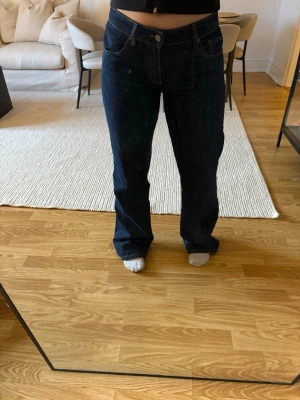 Mörkblå raka jeans från Zara - Snygga mörkblå jeans från Zara med rak passform och klassisk femficksdesign. 