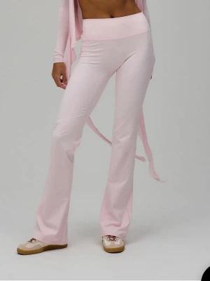 flare yogabyxor från exercere - Supersnygga ljusrosa yogabyxor från Exercere med flare och mellanhög midja (går att vika ner och göra lågmidjade). Mjukt och stretchigt material som sitter så fint! I storlek S-Long.
