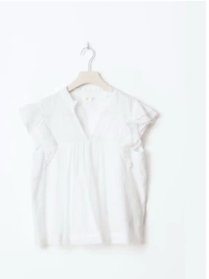 Vit blus med volangärmar - Säljer en luftig vit blus med v-ringning och dekorativa volangärmar. Blusen har fina broderidetaljer upptill och är tillverkad i ett lätt, krispigt material som ger en avslappnad känsla. Perfekt för dig som gillar en romantisk och trendig stil.