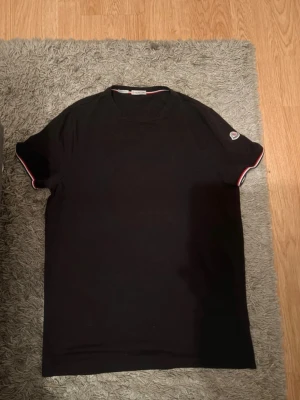 Moncler maglia tshirt storlek XL i svart - Sitter som L då den är slimfit
