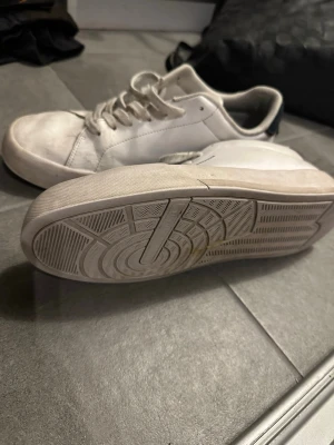 Vita sneakers från Tommy Hilfiger - Snygga vita sneakers från Tommy Hilfiger.