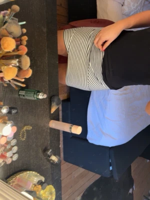 Svartvit randig kortkjol - Säljer en svartvit kortkjol med smala horisontella ränder. Kjolen har en tight passform, stretchigt material som sitter snyggt på kroppen. 