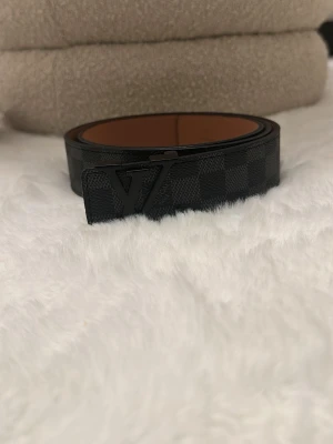 L.V bälte  - Skickar inom 24 timmar 110cm kommer med en hålslagare lite skadad 