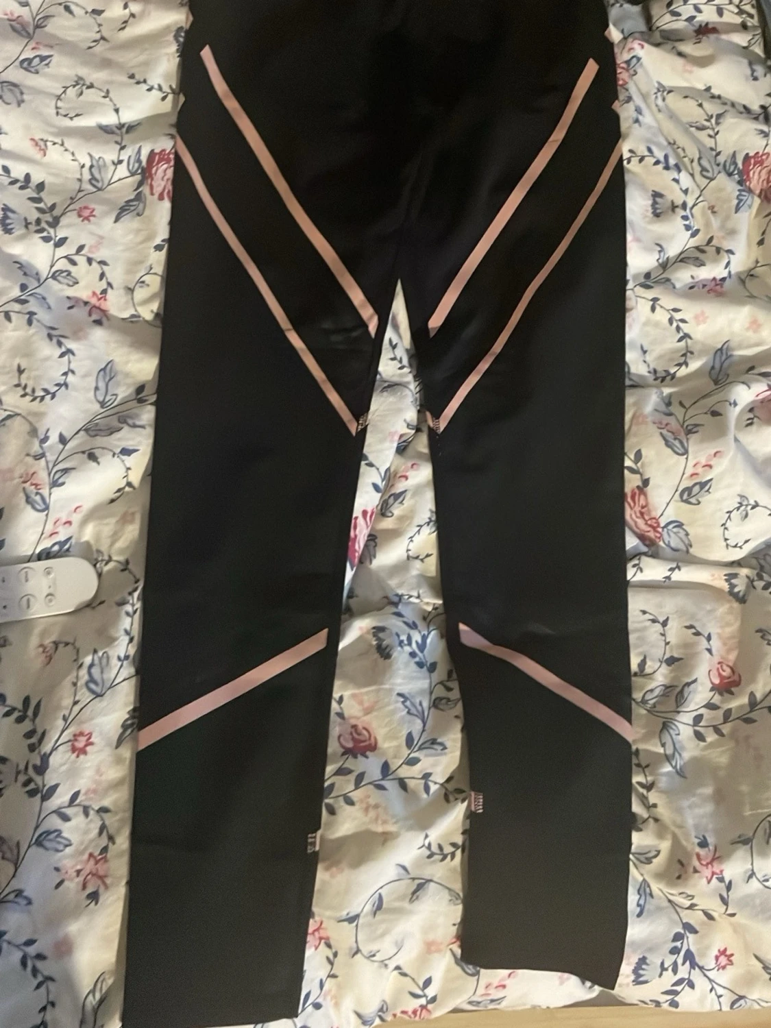 Svarta leggings med rosa detaljer