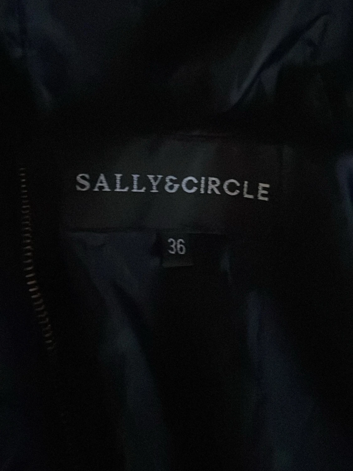 Svart pufferjacka från Sally & Circle - 1