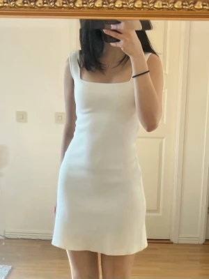 Vit kort klänning  - Använt en gång, perfekt till studenten 💗 fläckfri och stretchigt material!