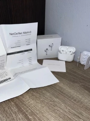 Apple AirPods Pro 3 - Säljer ett par vita Apple AirPods Pro med trådlöst laddningsetui. Hörlurarna har en stilren och kompakt design i blank plast och levereras med originalkartong, extra öronproppar och kvitto. Perfekta för dig som vill ha grymt ljud och brusreducering.
