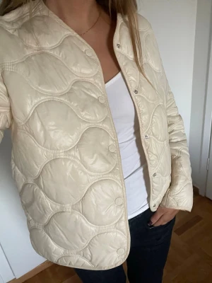 Quiltad beige jacka - Quiltad vårjacka från Mango 🌝🌝 Storleken är M men kortare modell så sitter typ som S! Den är sparsamt använd men har lite smutsfläckar som eventuellt går bort?? (Se sista bilderna)