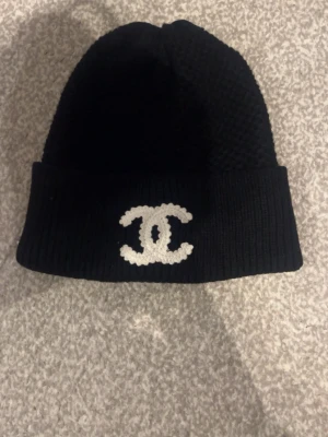 CC mössa  - En helt ny svart mössa som kommer med tag på