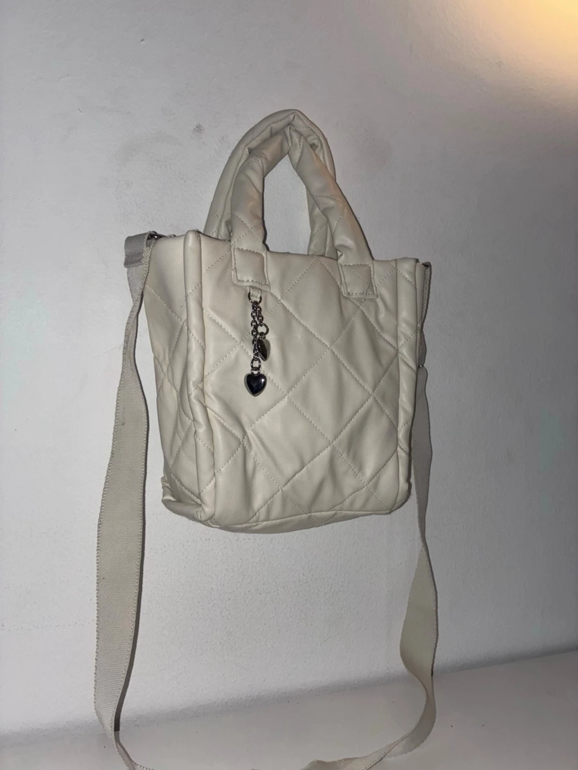 Vit quiltad handväska med axelrem H&M