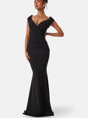 Svart bal klänning - Säljer min jättefina bal klänning som endast är använd en gång! Den är uppsydd av en skräddare då den var för lång jag är 165 på bilden och har en ganska låg klack på mig och klänningen går ner hela vägen till marken💕nypris 1000kr plus 500 för längd justeringen💞skriv om ni har frågor! 