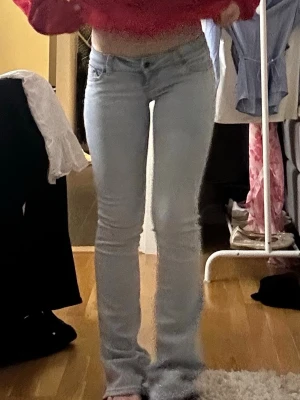 Ljusblå G Rise jeans - Säljer ett par ljusblå bootcut jeans från g Rise med mycket  låg midja. Jeansen har en tight passform upptill och släpper ut vid bensluten . Storlek m och passar mig som vanligtvis har 36 men passar säkert 38 med tanke på att det är mycket stretch. Dom är i längden tall. Dom är i ny skick. Pris kan diskuteras 💗 skriv om ni är intresserade! Jag är ca 170 och dom är långa på mig.