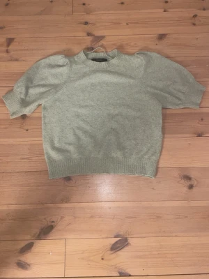 Grön Stickad tröja - En grön ” stickad ” tröja från Vero Moda, Storlek XS fast är stretchig så skulle säga att den också passar S/M, har ett litet hål på magen ( bild 2 ) som jag själv har sytt ihop, men skulle personligen säga att det inte syns. säljer dock de billigare av det skälet!! 💕🤗